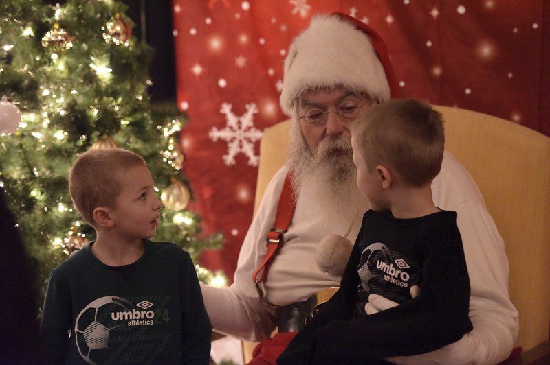 Hundreds flock to Holiday Happenings